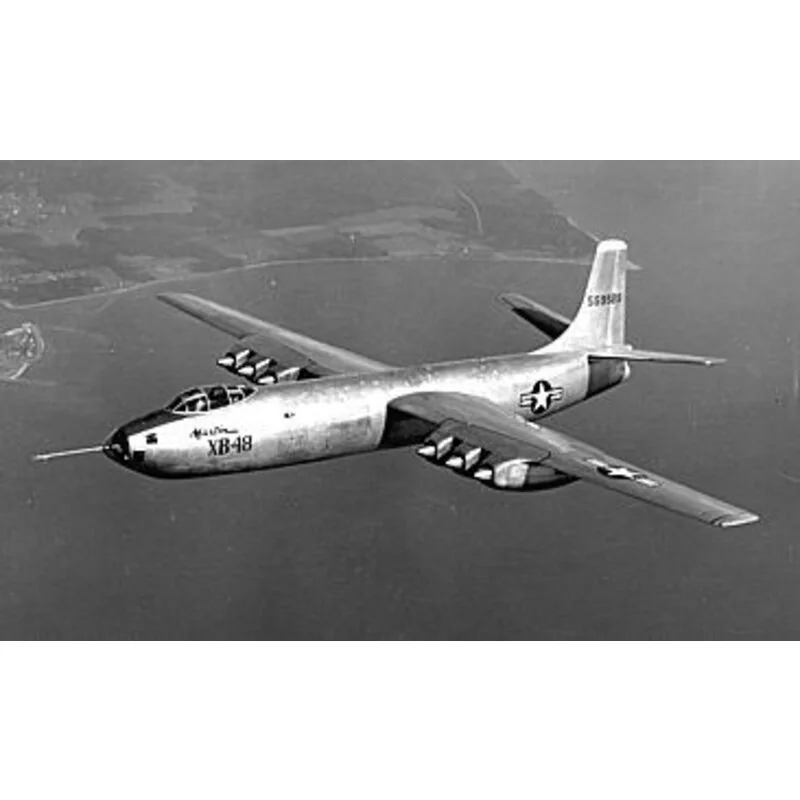 Convair XB-48. Inclut maquettes en prime de Martin XB-51 Curtiss XP-87 Blackhawk Lockheed F-94C Starfire. En 1944 avec le succès