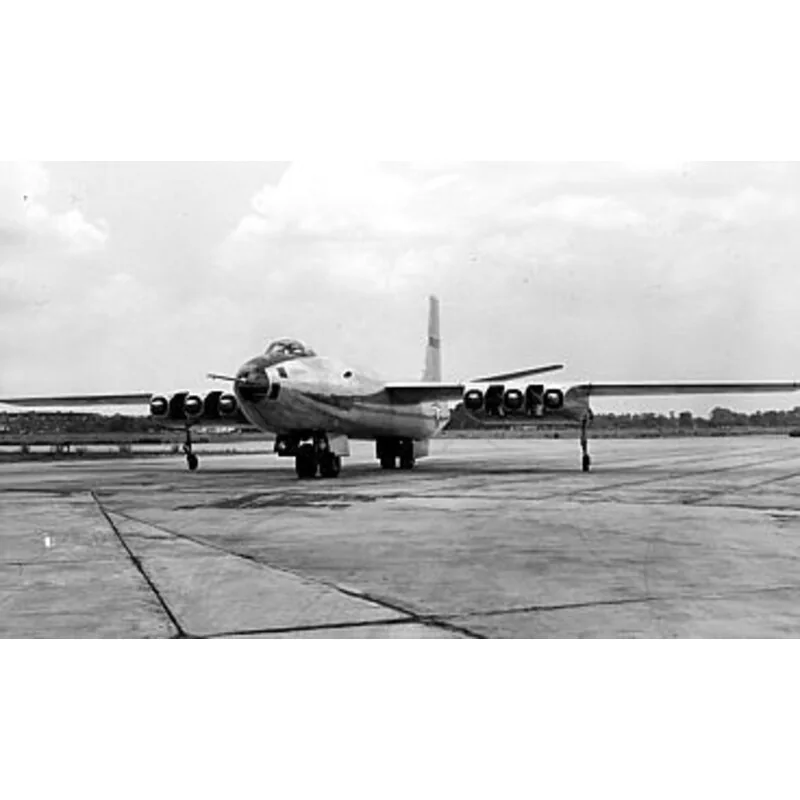 Convair XB-48. Inclut maquettes en prime de Martin XB-51 Curtiss XP-87 Blackhawk Lockheed F-94C Starfire. En 1944 avec le succès