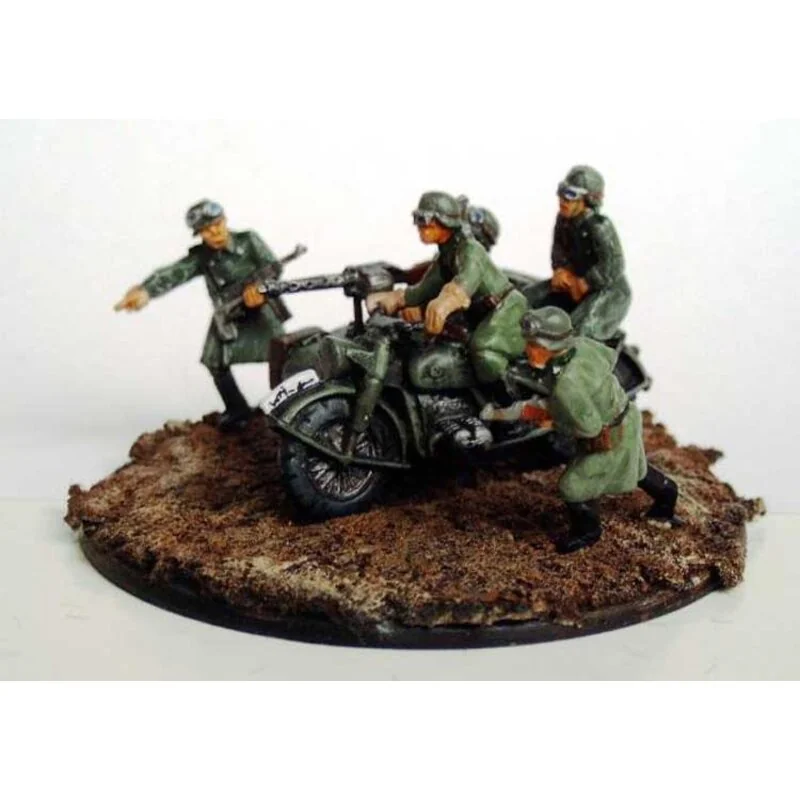 Motocyclettes allemandes avec side cars de la 2ème GM. 3 vélos, 9 cavaliers et 6 figurines debout. (ex HAT99010)