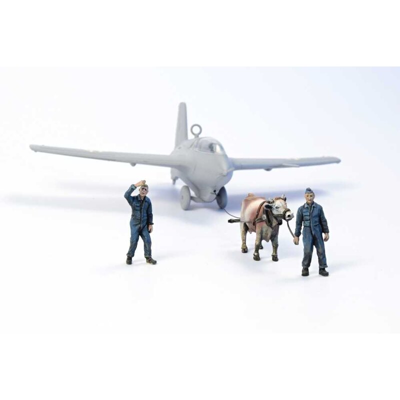 Towing Ox with 2 Luftwaffe ground crew figures