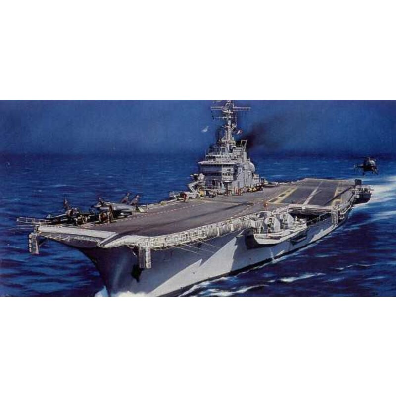 Maquette de bateau Aircraft carrier Clemenceau 1/400