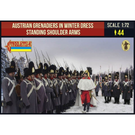 Figurine Grenadiers autrichiens en robe d'hiver debout bras d'épaule napoléonienne