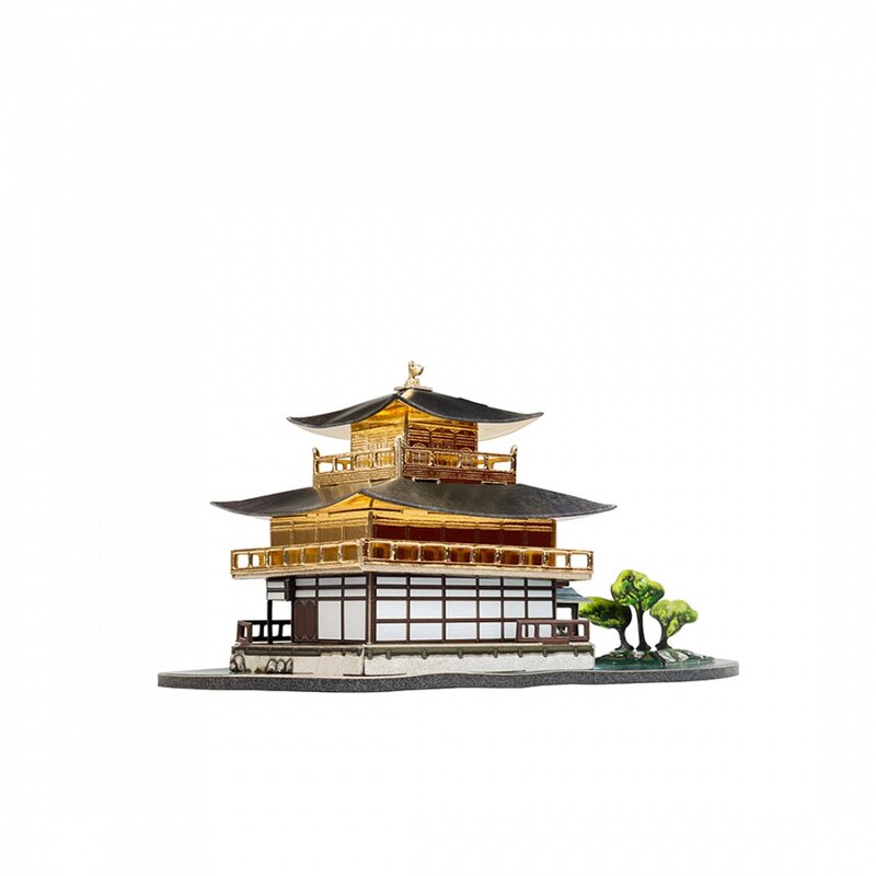 Une Maquette Miniature Dorée Du Temple Et Un Arbre Avec Des