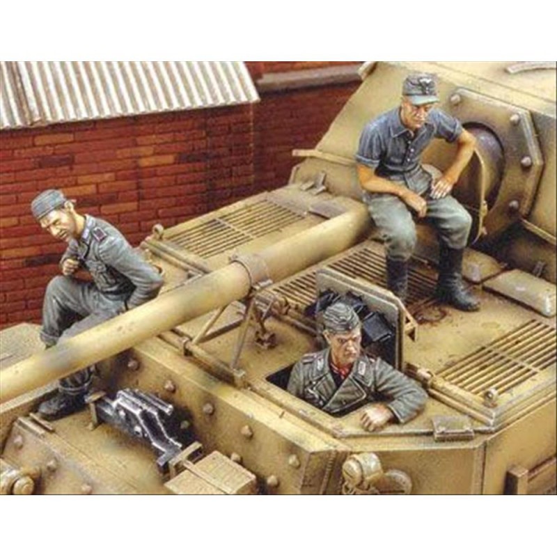 Royal Model: 1/35; Ferdinand Crew (part 1)