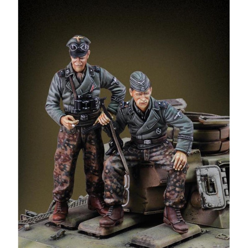 Royal Model: 1/35; German tankers at rest (WWII)