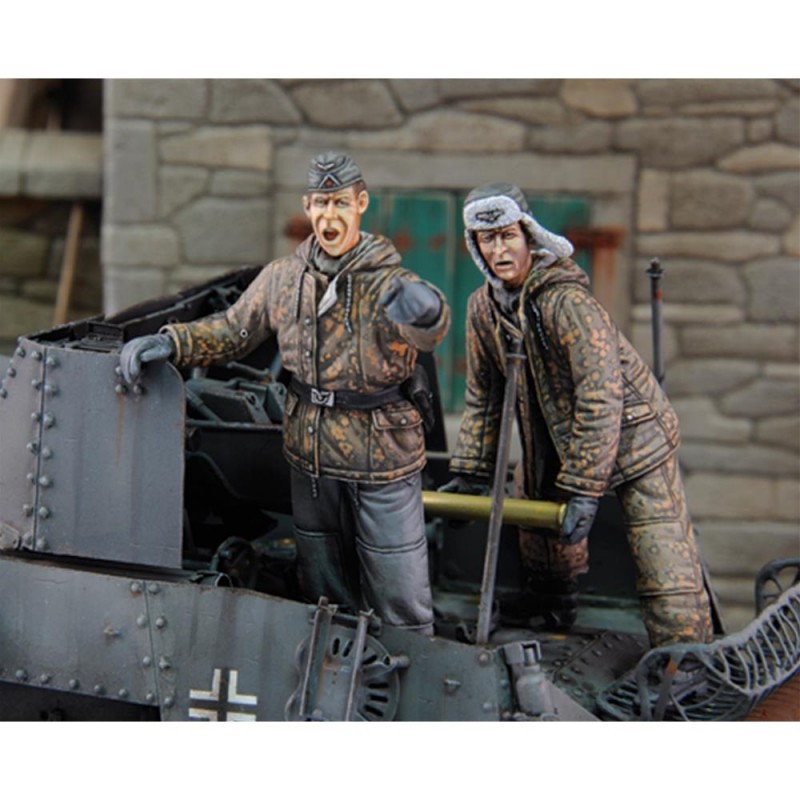 Royal Model: 1/35; German tankers loading ammo (2 fig.)