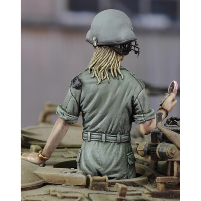 Royal Model: 1/35; Israeli woman tanker (call from my boyfriend)