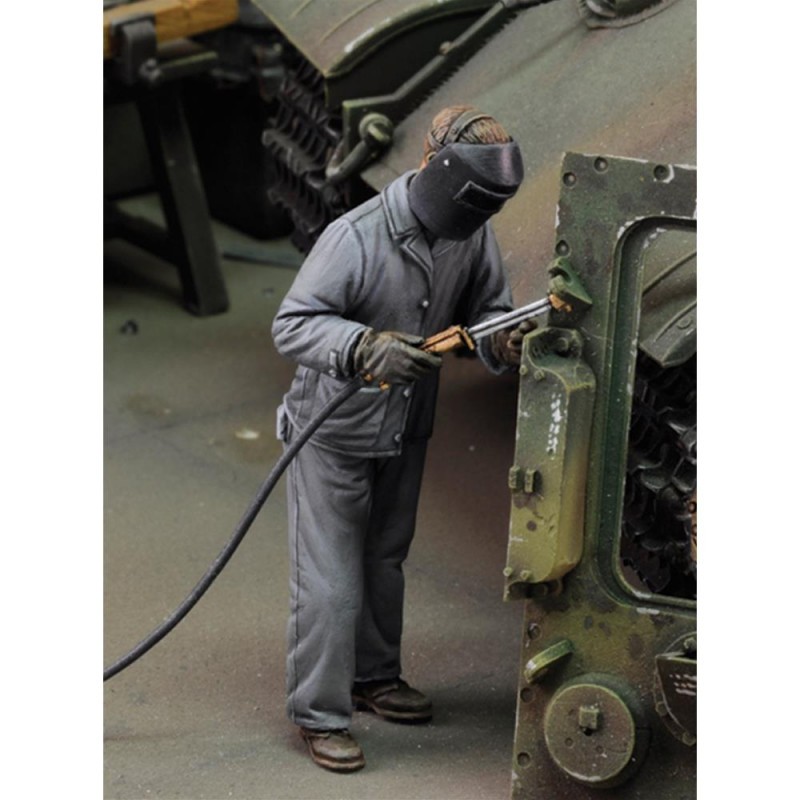 Royal Model: 1/35; Man using electric welder (no,3)