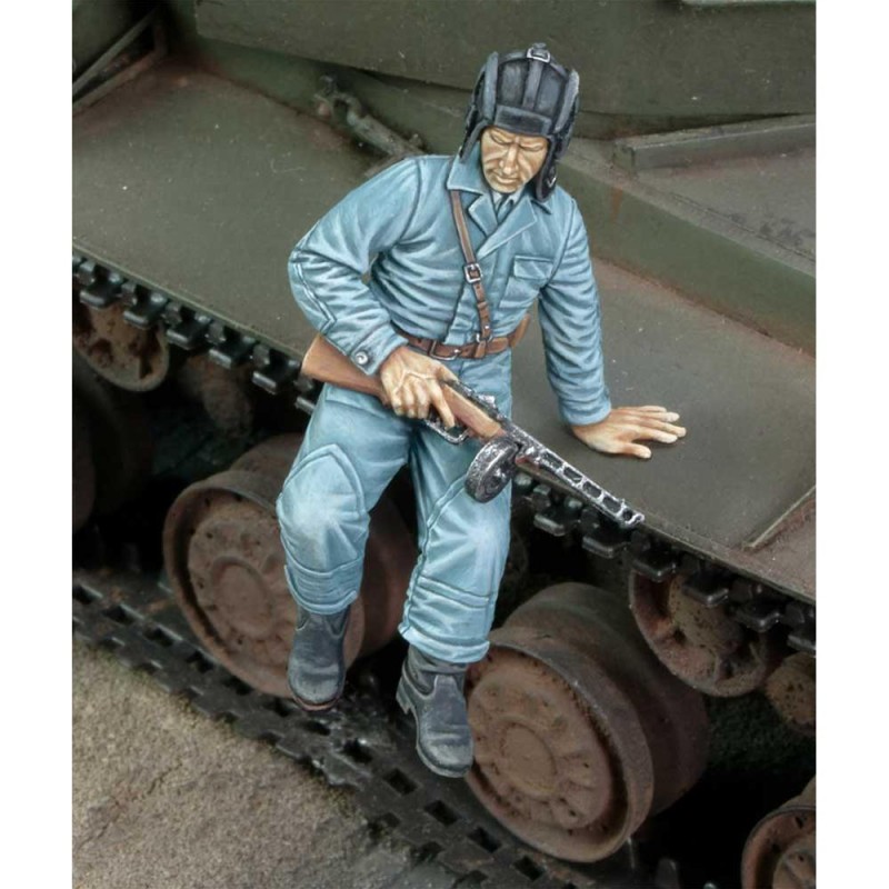 Royal Model: 1/35; Russian tanker jumping down-WWII (1/35 scale)