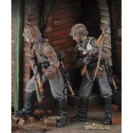 Royal Model: 1/35; SS Grenadiers (2 fig)