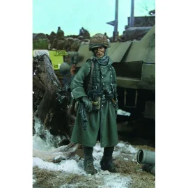 Royal Model: 1/35; SS Machine Gunner (WWII)