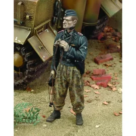 Royal Model: 1/35; SS-Scharfuhrer (Poland 1944)