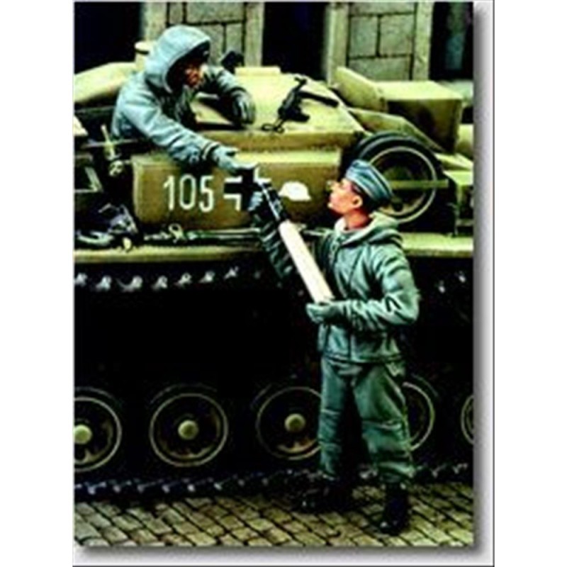 Royal Model: 1/35; Stug III Crew German - WWII (Russia ' 43) 1+1/2 fig.