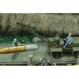 Royal Model: 1/35; U.S. sailors loading torpedo (WWII)