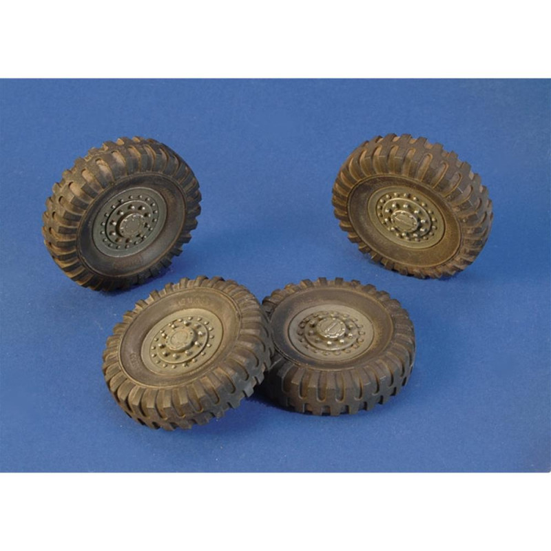 Royal Model: 1/35; Wheels Staghound (for Italeri/Bronco kit)