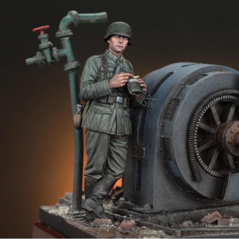 Royal Model: 1/35; German infantry soldier eating - WWII