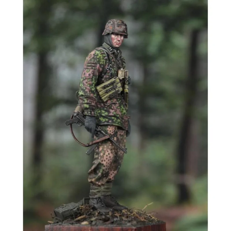 Royal Model: 1/35; Waffen SS soldier-WWII