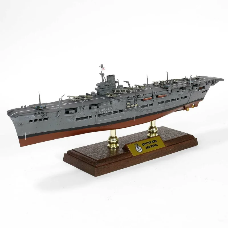 PORTE-AVIONS ANGLAIS HMS ARK ROYAL (91) "ROYAL NAVY" NORVEGE 1941 (AVEC COQUE ET SOCLE)