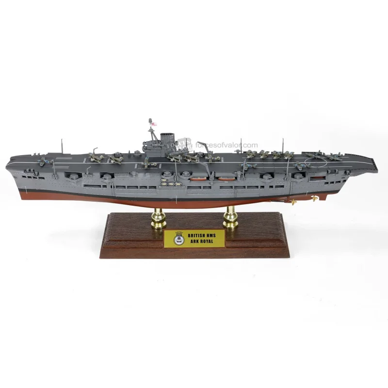 PORTE-AVIONS ANGLAIS HMS ARK ROYAL (91) "ROYAL NAVY" NORVEGE 1941 (AVEC COQUE ET SOCLE)