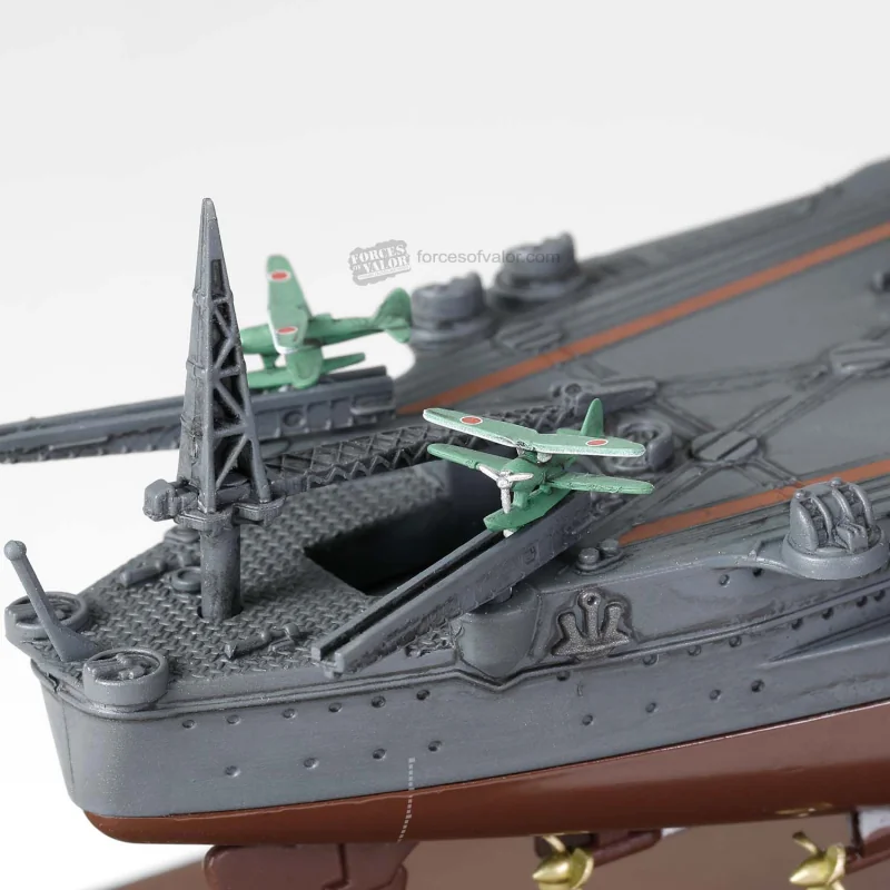 CUIRASSE JAPONAIS YAMATO-CLASS "IJN YAMATO - OPERATION KIKUSUI ICHI-GO" JAPON 1945 (AVEC COQUE ET SOCLE)