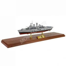 Miniature bateau PORTE-AVIONS LEGER ANGLAIS HMS INVICIBLE (R05) "ROYAL NAVY" FALKLAND ISLAND 1982 (AVEC COQUE ET SOCLE)