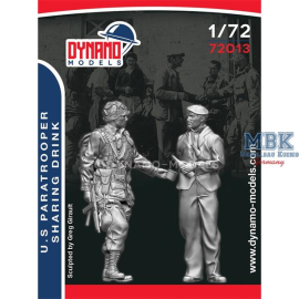 Figurines U.S. Paratrooper Sharing A Drink 1:72