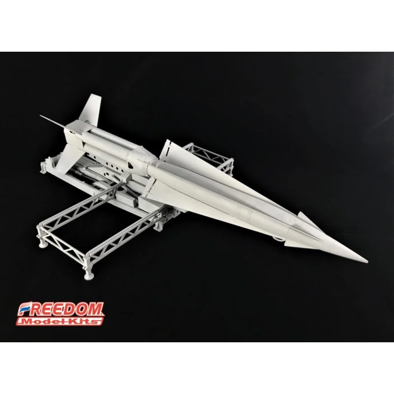 Maquette Freedom Model Kits MIM-14 NIKE HERCULES MISSILE