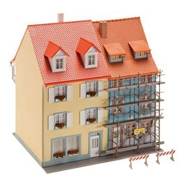  2 Maisons de petite ville avec échafaudage de peinture