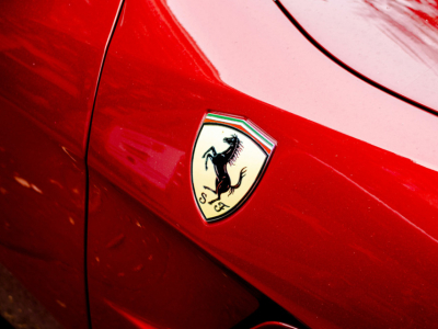 Logo Ferrari : les secrets du cheval cabré d'Enzo Ferrari